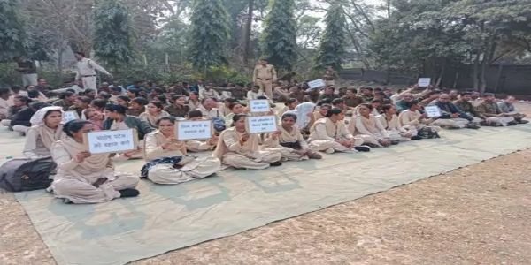 कोरबा : नगर सेना के जवान के आत्महत्या प्रयास से हड़कंप, साथी के समर्थन में होमगार्ड मुख्यालय पर प्रदर्शन