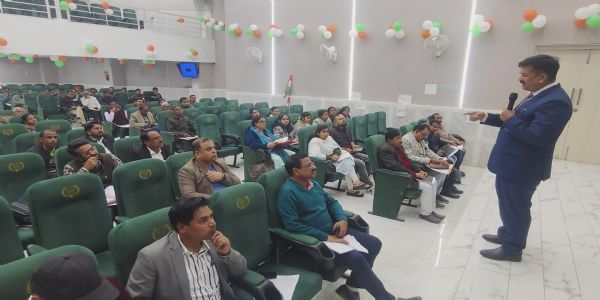 जिलाधिकारी ने दिए लापरवाह एईआरओ पर कार्रवाई के निर्देश