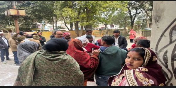 बंदरों के हमले से किशोरी की माैत, छत से गिरकर तोड़ा दम