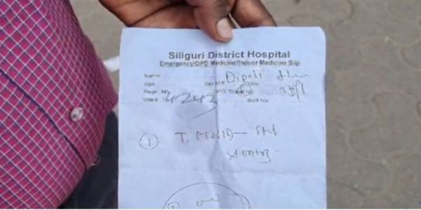 सिलीगुड़ी जिला अस्पताल डॉक्टर की लिखावट बनी परेशानी, शिकायत करने पर मरीज से बदसलूकी का आरोप
