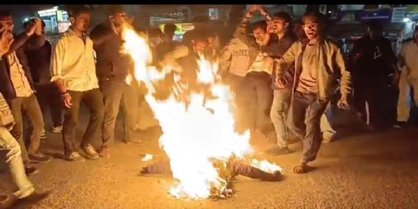 यूजीसी के विरोध में प्रदर्शन के साथ पुतला दहन