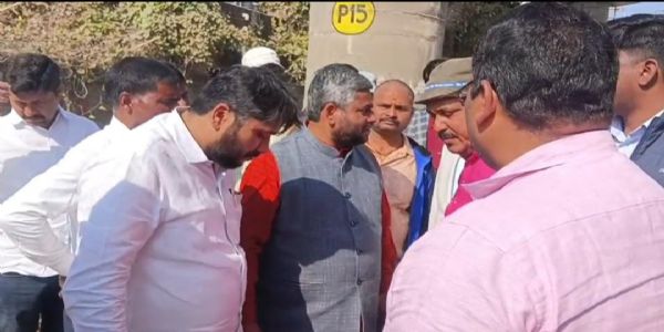 फ्लाईओवर निर्माण से बढ़ी परेशानी, लोगों ने किया विरोध