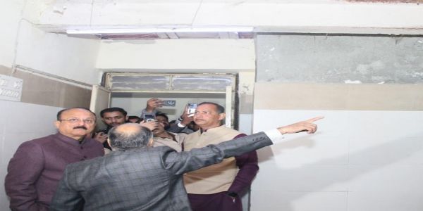 आशीष सूद ने शाहबाद डेयरी इलाके में जर्जर स्कूल भवन का किया निरीक्षण