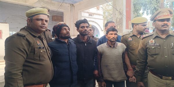पुलिस ने किया तमंचा फैक्ट्री का भंडाफोड़, सरगना समेत तीन गिरफ्तार
