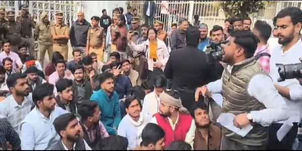 उत्तर प्रदेश में यूजीसी के नए बिल के विरोध में सड़क पर उतरे छात्र—युवा, कई जिलाें में प्रदर्शन