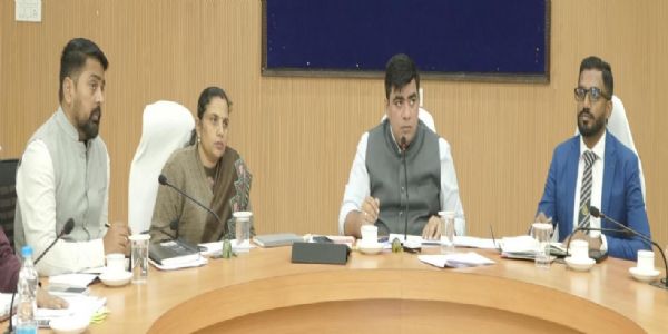 फ्लैगशिप योजनाओं में लाएं तेजी: कलेक्टर कुणाल दुदावत