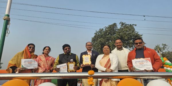 अनुमंडल प्रशासन ने नेत्रदानी परिवार के सदस्यों को मोमेंटो और प्रशस्ति पत्र देकर किया सम्मानित