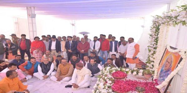 डिप्टी सीएम ब्रजेश पाठक ने पूर्व विधायक खब्बू तिवारी की मां को दी श्रद्धांजलि