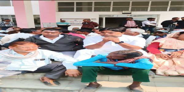 अनूपपुर: अदाणी ग्रुप की रेल कॉरिडोर के विरोध में 8 गांव के किसान पहुंचे कलेक्ट्रेट