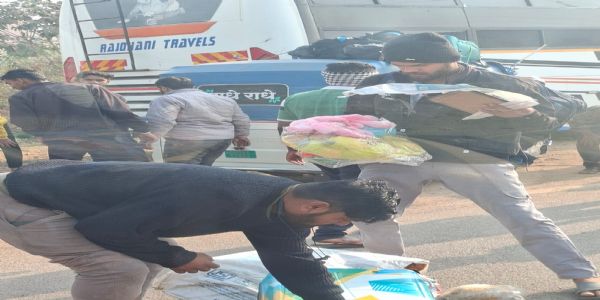 अनियंत्रित ई-रिक्शा पलटी, खड़ी बस से टकराई