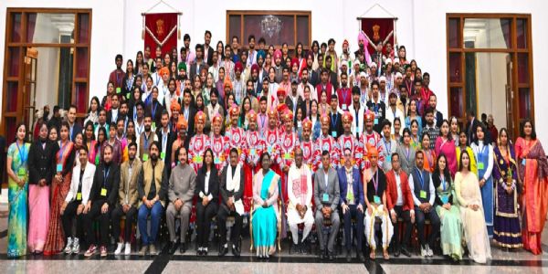 राष्ट्रपति से छत्तीसगढ़ के जनजातीय कलाकारों ने की मुलाकात