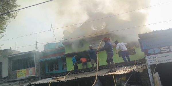 किराना दुकान में लगी आग, खुद से आग बुझाने लगे विधायक
