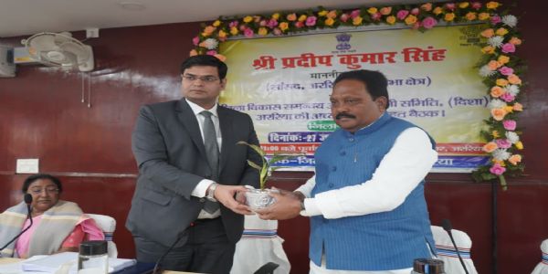 सांसद ने योजनाओं को निर्धारित समय सीमा में पूरा करने के दिए निर्देश