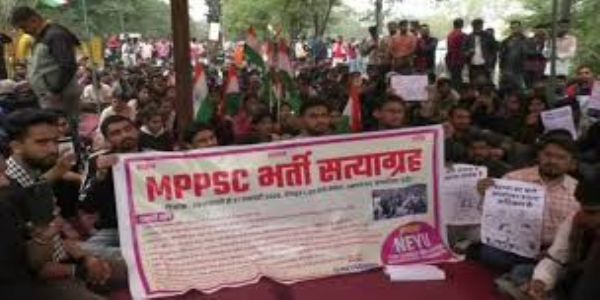 एमपीपीएससी के बाहर चार दिन से चल रहा धरना समाप्त, अधिकारी नहीं पहुंचे तो छात्रों ने बाहर ही चस्पा किया ज्ञापन