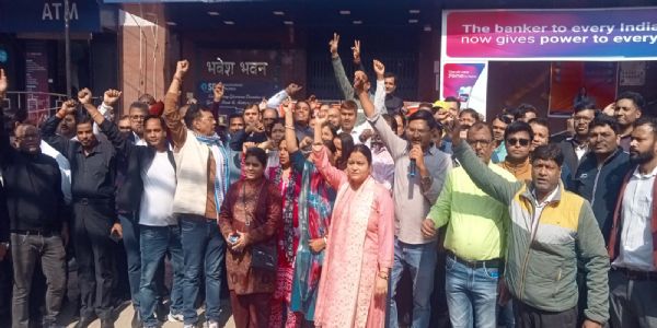 पांच दिवसीय कार्य प्रणाली लागू किए जाने की मांग को लेकर बैंक कर्मचारियों की हड़ताल