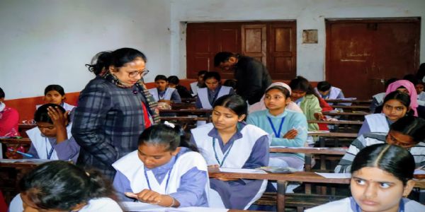 शांतिपूर्ण माहौल में शुरू हुई स्नातक प्रथम सेमेस्टर परीक्षा, कुलपति ने किया केंद्रों का औचक निरीक्षण