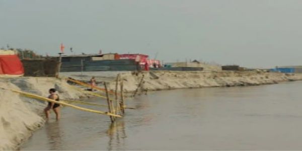 फर्रुखाबाद मेला रामनगरिया में गंगा ने तेज किया कटान, दो गोताखोर तैनात