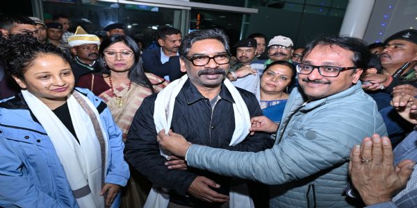 मुख्यमंत्री हेमंत सोरेन दावोस-यूके से लौटे रांची, एयरपोर्ट पर भव्य स्वागत
