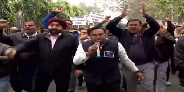 सार्वजनिक क्षेत्र के बैंकों में देशव्यापी हड़ताल से चौथे दिन भी कामकाज प्रभावित