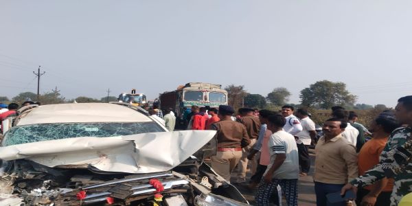 धमतरी: देमार के पास कार–ट्रक की भीषण टक्कर, बुजुर्ग की मौत, चार घायल