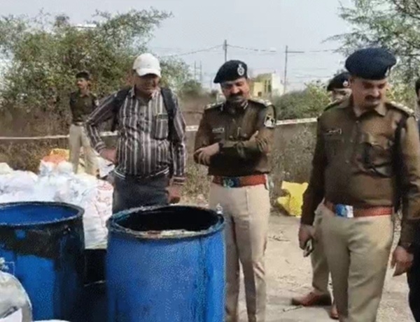 खंडवा पुलिस ने अवैध पटाखा फैक्ट्री पकड़ी