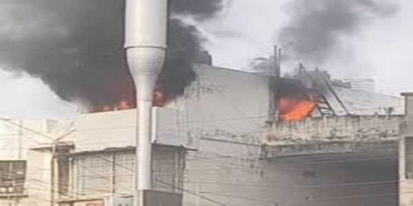 भोपाल में रिहायशी इमारत में लगी आग, चौथे फ्लोर पर रखा सामान जला, 2 किमी दूर तक दिखा धुआं