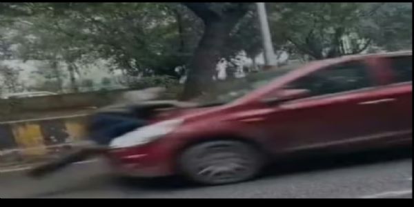 यातायात पुलिस कर्मी को 500 मीटर तक कार चालक ने बोनट पर घसीटा, सोशल मीडिया पर वीडियो वायरल