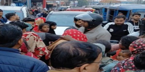 बारिश से उफनाये नाले का पानी घरों में घुसा, गुस्साएं लोगों ने लगाया जाम