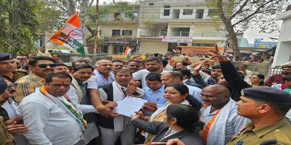 धान खरीद में कथित अनियमितताओं को लेकर कांग्रेस और किसानों का प्रदर्शन, चांपा में एसडीएम कार्यालय का घेराव