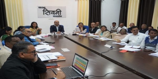 सिवनीः ड्रिप एवं स्प्रिंकलर सिंचाई स्त्राेताें में अधिक वृद्घि की जिलेवार कार्ययोजना बनाई जाए- संभागायुक्‍त सिंह