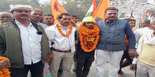 हाथ में तिरंगा, मन में राम : 16 वर्षीय अंशु पटेल की 250 किमी पैदल यात्रा बनी गांव की शान