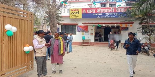 छात्रा को बंधक बनाने का आरोपित शिक्षक निलंबित, गिरफ्तार