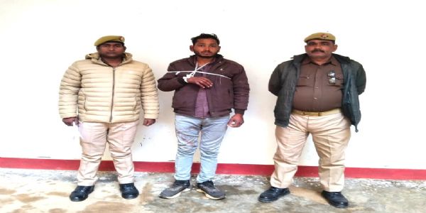 पुलिस ने गाे तस्कर काे किया गिरफ्तार, पांच गाेवंशाें काे कराया गया मुक्त