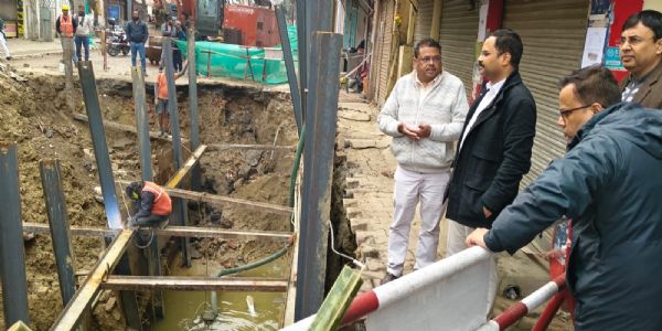 धंसे डॉट नाले का नगर आयुक्त ने लिया जायजा, सात मकान खाली कराने के निर्देश