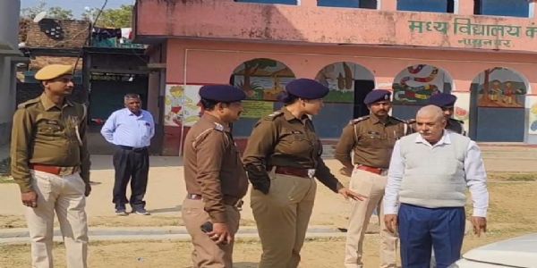 हत्या मामले की जांच के लिए विद्यालय पहुंचे प्रशिक्षु डीएसपी