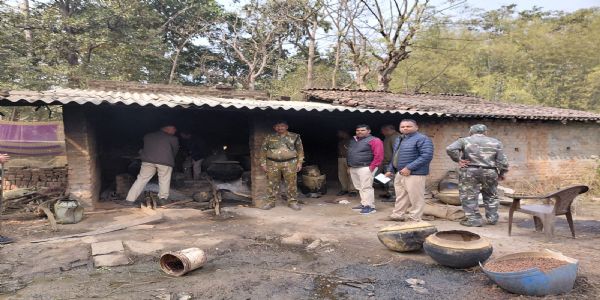 उत्पाद विभाग की छापमारी में कई अवैध शराब भट्टी ध्वस्त