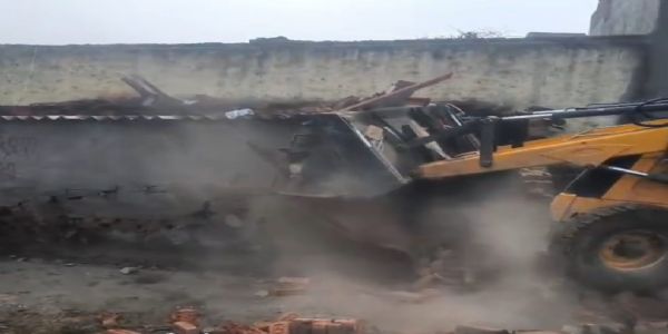 हिंडन नदी के डूब क्षेत्र में चल रहे अवैध निर्माण को ग्रेटर नोएडा प्राधिकरण ने किया ध्वस्त