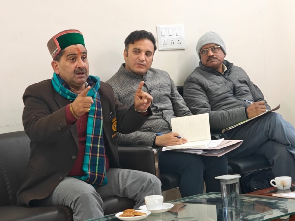 बैठक की अध्यक्षता करते हुए केवल सिंह पठानिया।