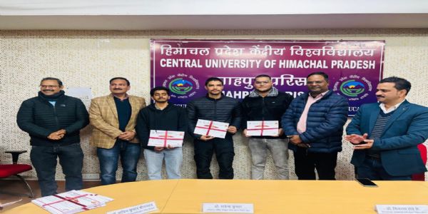 सीयू में उत्कृष्ट शैक्षणिक प्रदर्शन के लिए छात्रों को किया सम्मानित