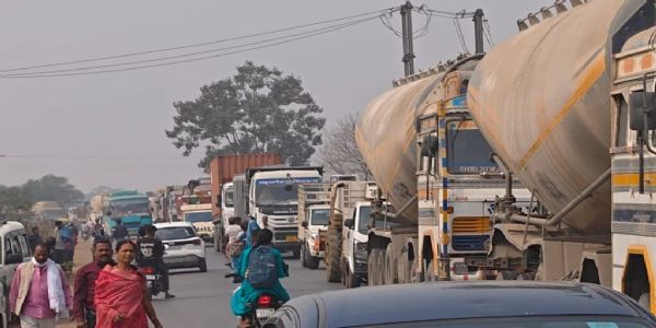 जांजगीर-चांपा : फ्लाई ऐश प्रदूषण को लेकर ग्रामीणों का उग्र विरोध, शिवरीनारायण–बिर्रा मार्ग पर चक्का जाम