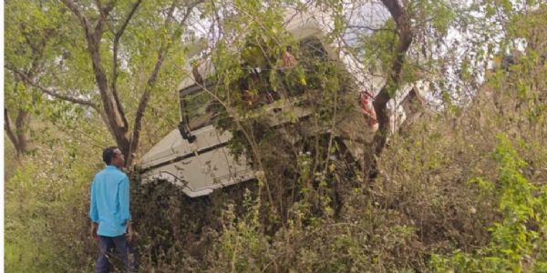 झाड़ियों में फंसी बीडीओ की गाड़ी, बाल-बाल बचे