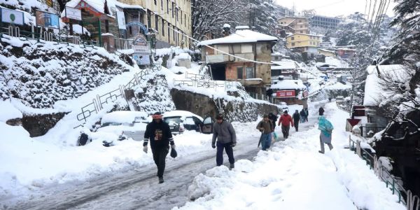 हिमाचल में बर्फबारी के बाद शीतलहर का असर, 800 से ज्यादा सड़कें अवरुद्ध