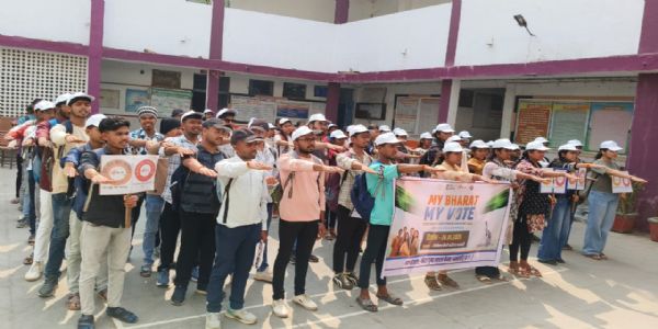 धमतरी : मतदान का महत्व बताने कॉलेज छात्रों ने निकाली पदयात्रा