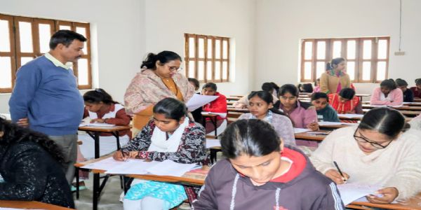 परीक्षा केंद्रों पर अनुशासन, पारदर्शिता और व्यवस्था का संतुलन