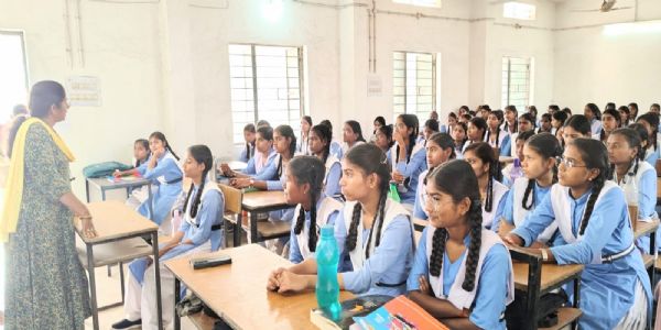 सेजेस बलौदा एवं महारानी लक्ष्मीबाई स्कूल चाम्पा में बालिकाओं को दी गई एनिमिया से बचाव की जानकारी