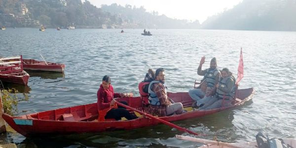 भीमताल झील में पहली बार महिला ने संभाली नौका की पतवार