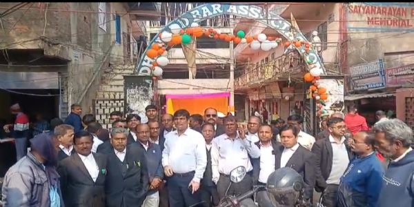 रास्ता बंद किए जाने के विरोध में बार एसोसिएशन का अनिश्चितकालीन हड़ताल शुरू