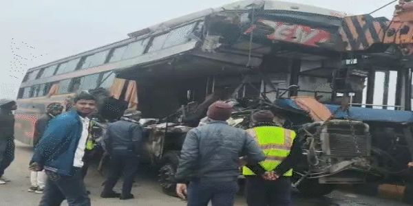 स्लीपर बस–ट्रेलर टक्कर में मां-बेटे समेत चार की मौत, पांच घायल