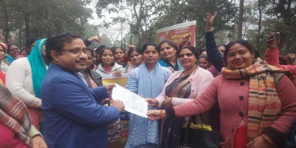 लंबित मांगों को लेकर आंगनबाड़ी कार्यकर्त्रियों व सहायिकाओं का धरना