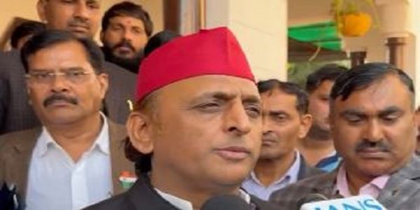 हमारे मुख्यमंत्री सड़क वाली मेट्रो नहीं, पानी वाली मेट्रो बना रहे : अखिलेश यादव